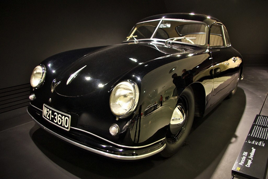 В 1950ом году выходит очередная версия 356ого, названная именем создателя. Porsche 356 Coupe "Ferdinand" поставлялся с 4ех цилиндровым двигателем и развивал скорость до 140 км/ч