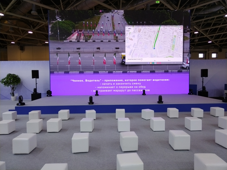 Огромный экран на стенде КАМАЗ демонстрирует свои цифровые сервисы направленные на монополизацию рынка грузоперевозок.