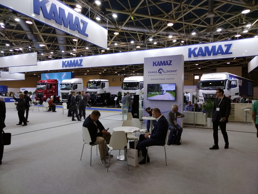 Огромный стенд КАМАЗ поделён на две части: половина отдана под автомобили, половина под цифровые сервисы.