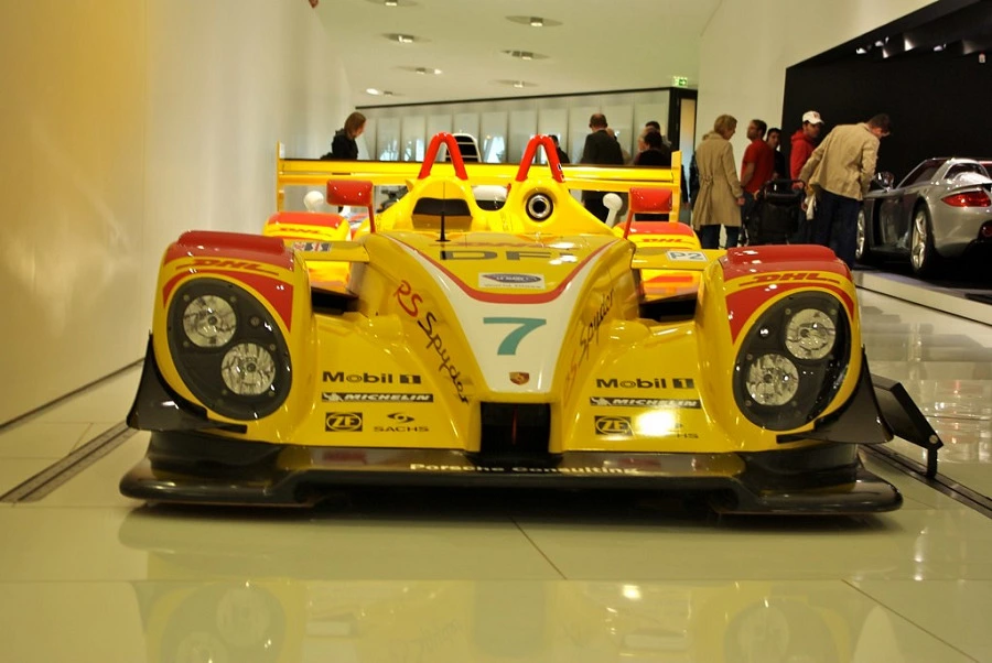 Современный Porsche RS Spyder 2008 года созданый опять же для гонок в Ле-Мане. V-образный 8 цилиндровый двигатель, 503 л.с., до 290 км/ч