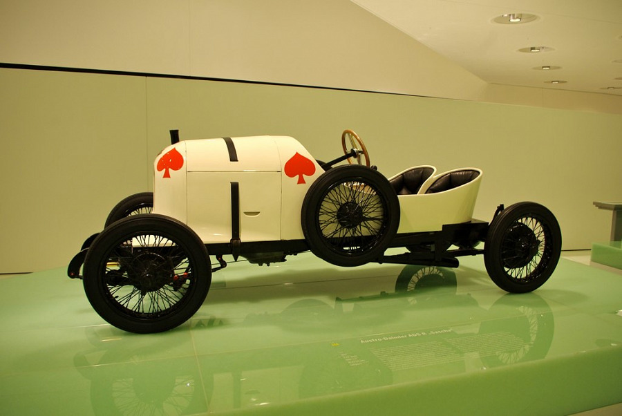 "Sascha" Одна из первых машин для гонок. Фердинанд придумал ее  в 1922г. для концерна Austro-Daimler ADS. 4-ех цилиндровый двигатель, 598 кг веса, 144км/ч максимальная скорости и, как итог, 43 победы в соревнованиях. Эта машина была феноминальной для своего времени. Кстати не все наши отечественные машины могут набирать такую скорость даже в 2011 году :)