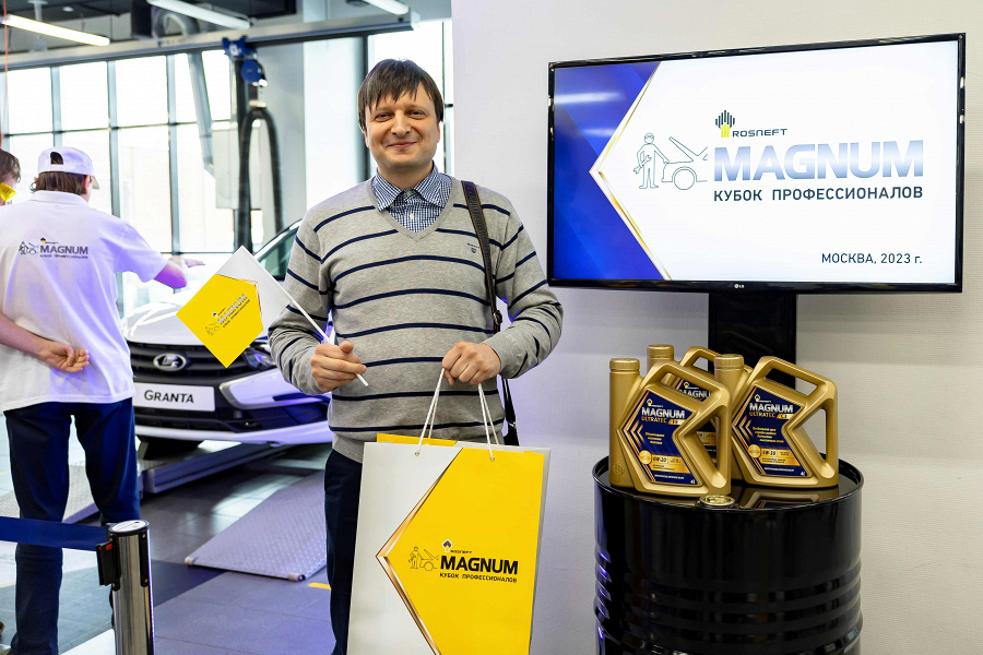 Павел Пчелинцев, наш бренд-менеджер, получает свой третий приз за правильный ответ.