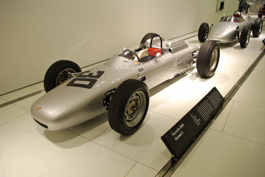 И последняя модель, которой я хочу поделиться - это Porsche 804 Formel 1, 1962 года. 8ми цилиндровый двигатель,185 лошадок, которые разгоняли машину до 270 км/ч.